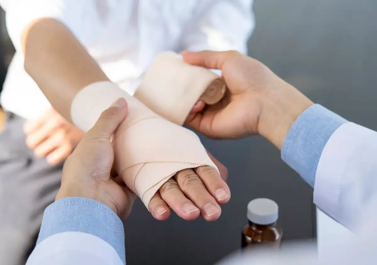 a-doctor-wrapped-around-the-wrist-for-first-aid-cl-2025-02-18-13-51-55-utc