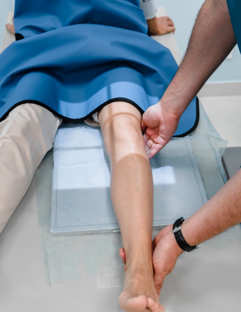 male-doctor-works-with-an-x-ray-machine-in-a-moder-2025-01-10-03-20-06-utc