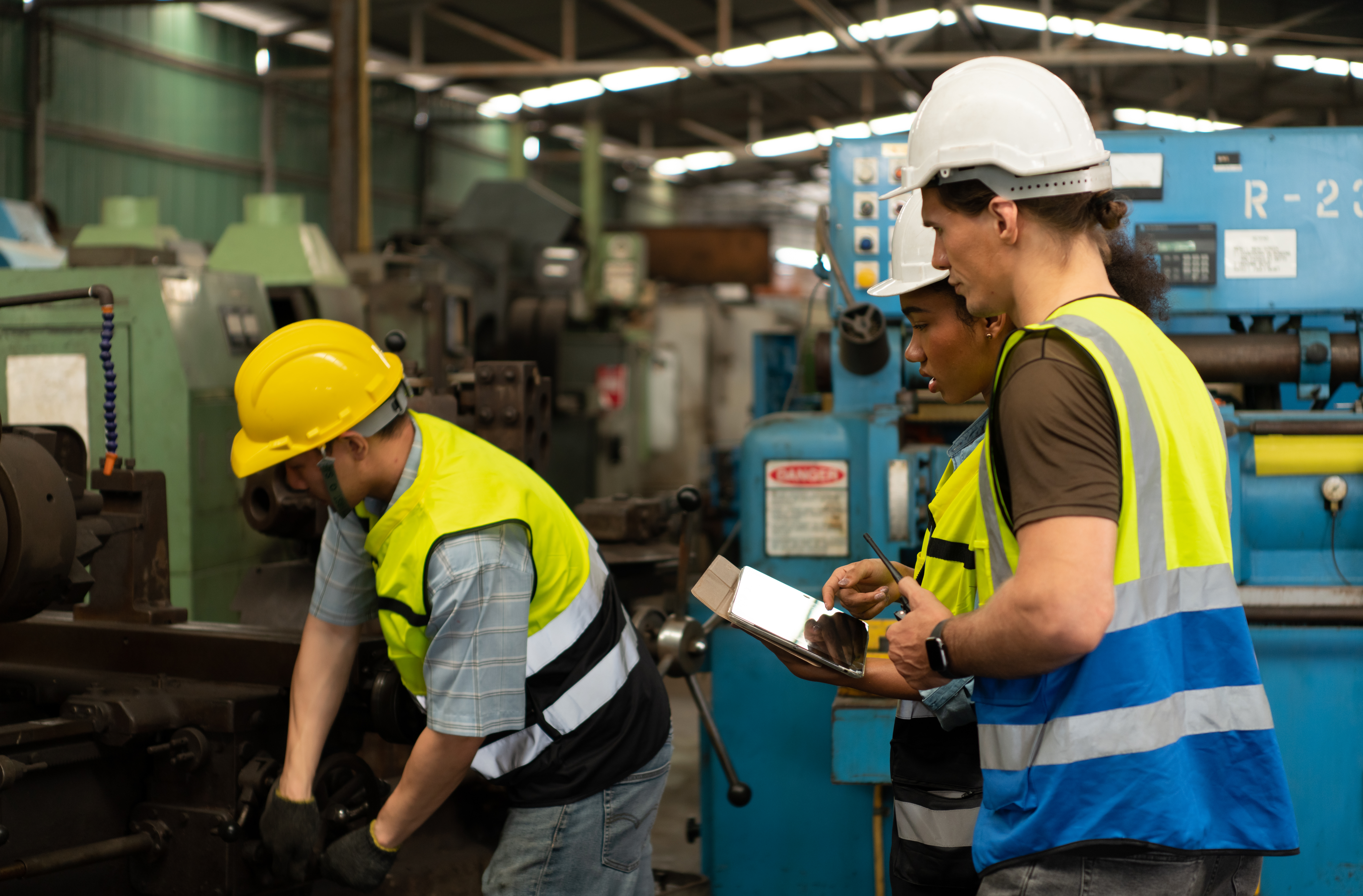 the-foreign-chief-engineer-came-to-inspect-the-old-2025-01-09-01-42-07-utc